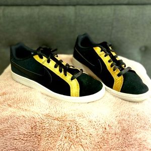 Women’s Nike fashion sneakers